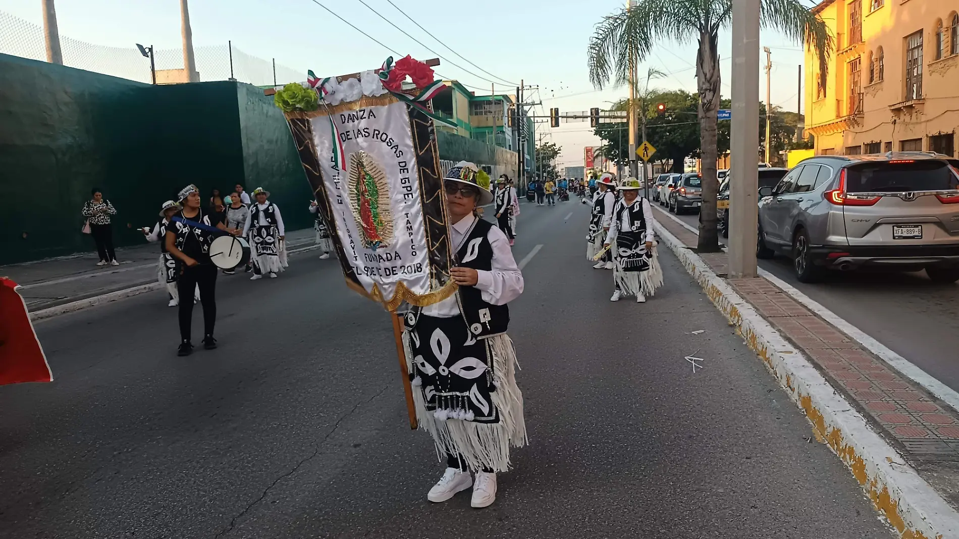 Un total de 24 grupos de danzantes le bailaron en honor a la Reina del Tepeyac